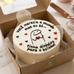 receita de bento cake para vender com cobertura lisa de buttercream rosa e mensagem em glacê