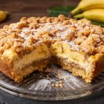 cuca de banana com streusel de canela pronta para servir