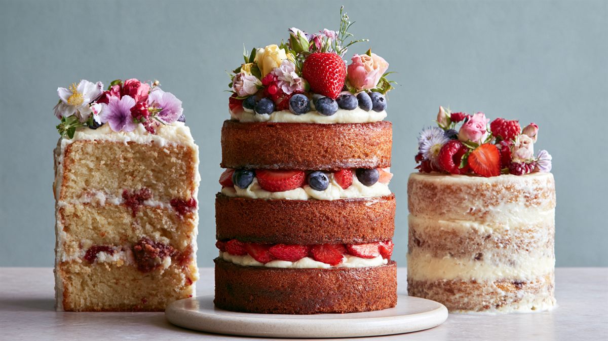 Naked Cake cortado mostrando as camadas de massa e o recheio entre elas